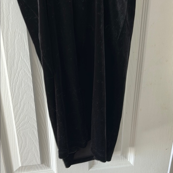 Chic Black V-Neck Dress - Picture 4 of 5